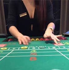 AduQ table lobby showing available games and stakes